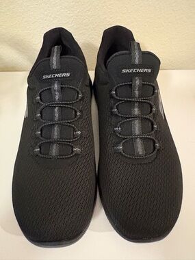 Women’s Black Sketchers Size 7 WIDE
NEW